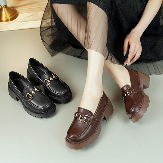 Damen Mokassins mit trendigem Blockabsatz und modischem Kettendetail EB