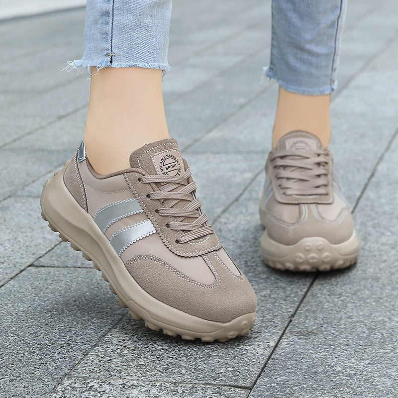Damen nan retroorientierter City-Sneaker mit grobstolliger Laufsohle, gepolstertem Komfortfußbett und Wildlederbesatz EB