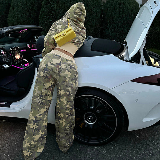 Damen nan kurz geschnittene Kapuzenjacke mit Camouflage-Muster, Frontreißverschluss, Kängurutasche und weitem Rippbund EB
