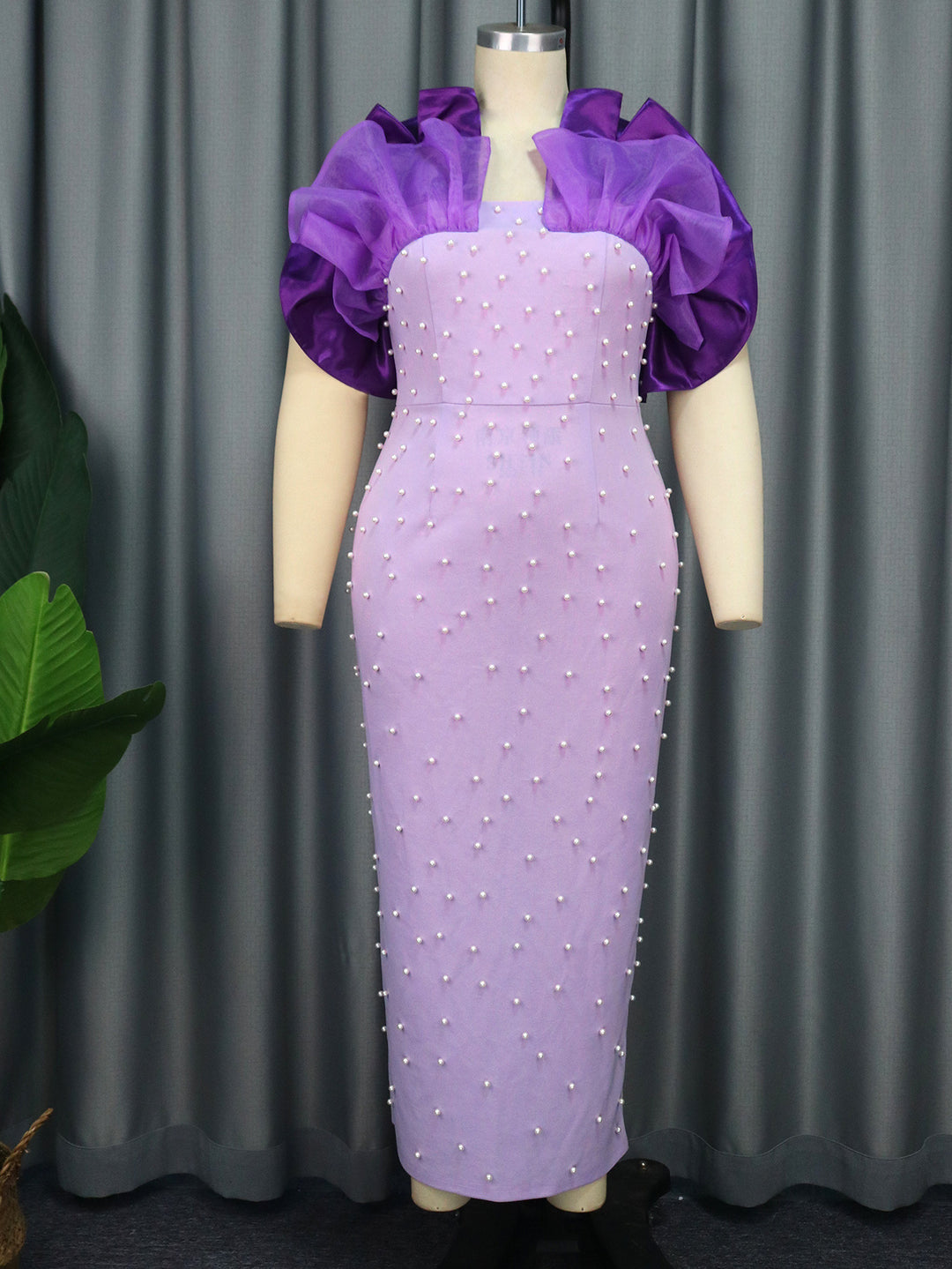 Damen Figurbetontes Abendkleid mit dramatischen Puffärmeln und Perlenakzenten EB