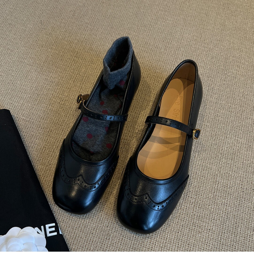 Damen Elegante Ballerinas mit verstellbarem Riemen und modischem Detail EB