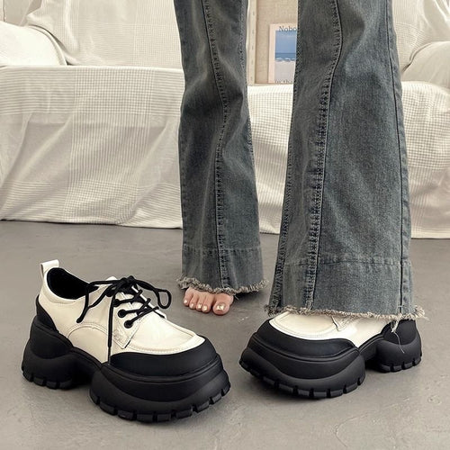 Damen Sportliche Lack Sneakers mit robuster Plateausohle und modischem Design EB