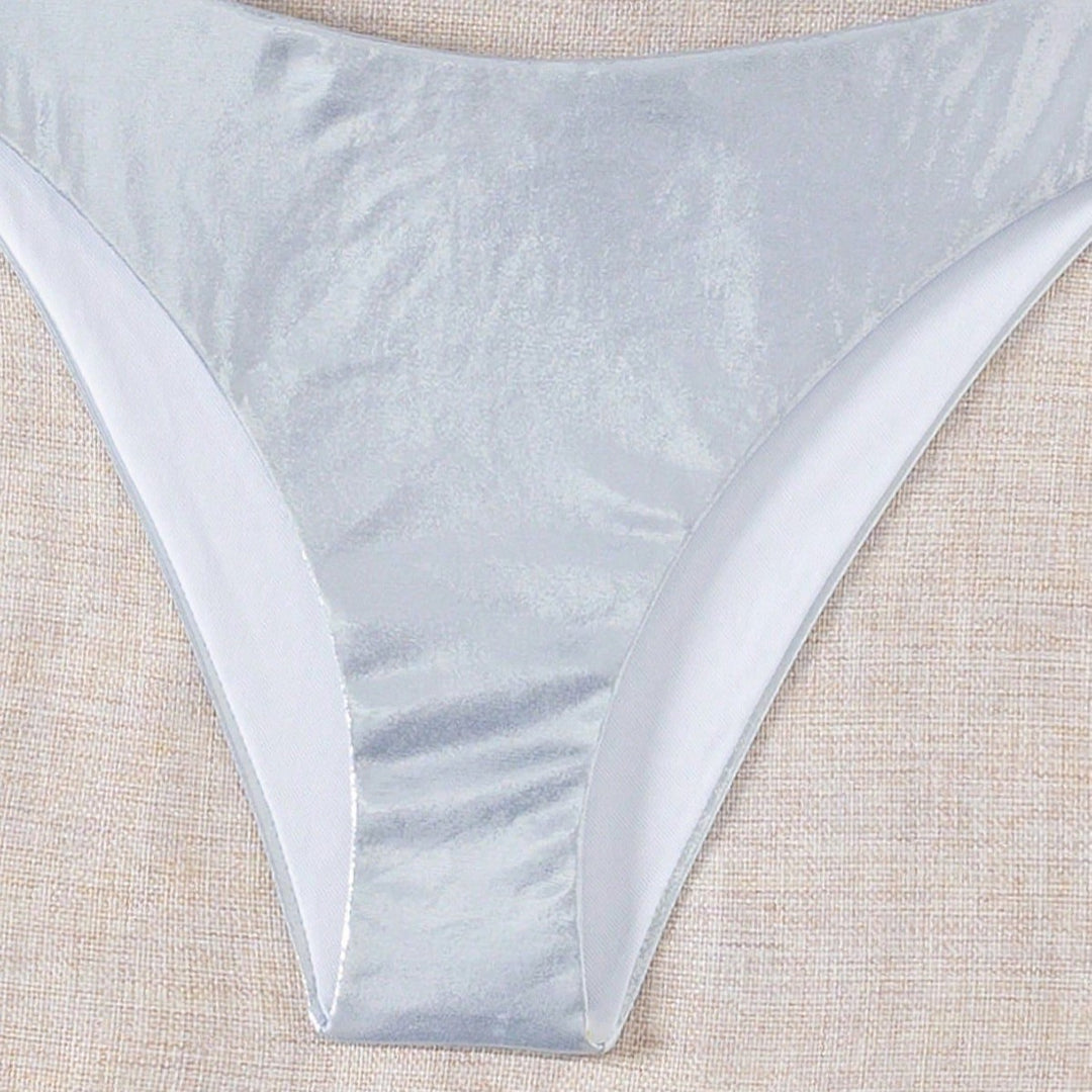 Damen Bandeau-Bikini mit glänzendem Oberteil und hohem Beinausschnitt EB