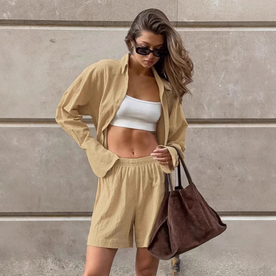 Damen lässiges Ensemble aus oversized Hemdbluse und Shorts im modernen Schnitt EB