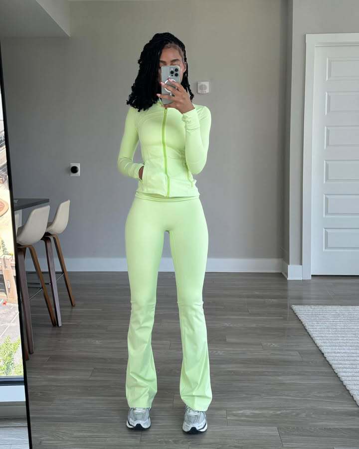 Damen Sportliches Fitness-Outfit mit enganliegendem Langarm-Oberteil und weiten Sporthosen EB