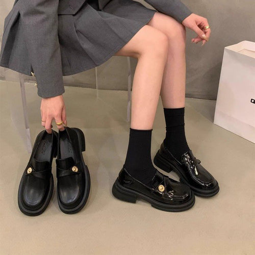 Damen elegante Lackleder-Mokassins mit goldener Schnallenverzierung EB