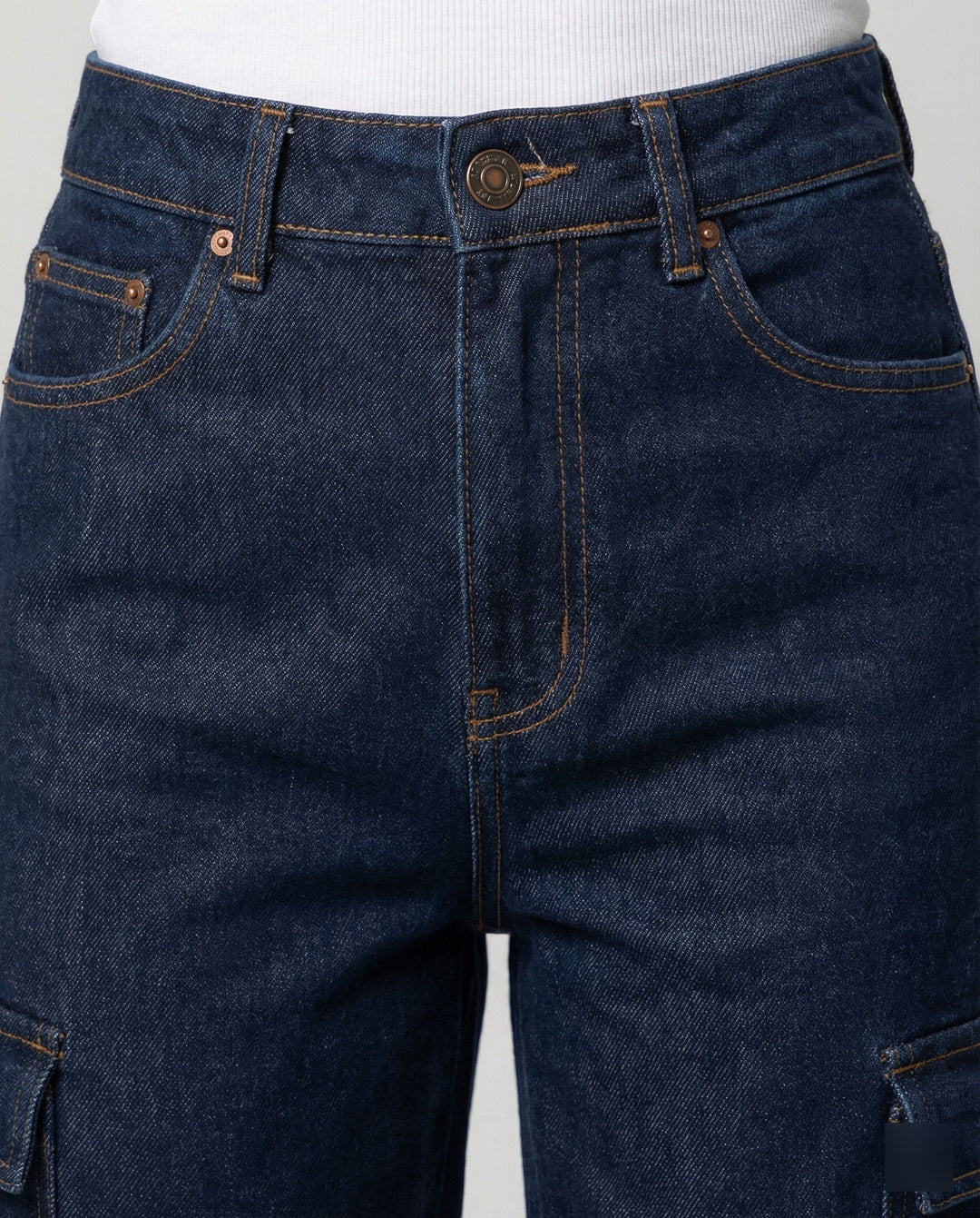 Damen nan hohes Taillen-Jeansmodell im Baggy-Palazzo-Schnitt mit Cargo-Klappentasche und formgebenden Abnähern EB