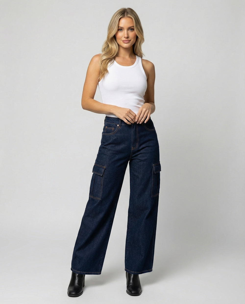 Damen nan hohes Taillen-Jeansmodell im Baggy-Palazzo-Schnitt mit Cargo-Klappentasche und formgebenden Abnähern EB