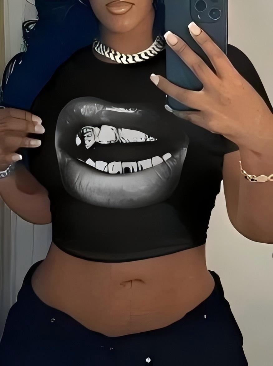 Damen Crop-Top mit künstlerischem Statement-Druck EB