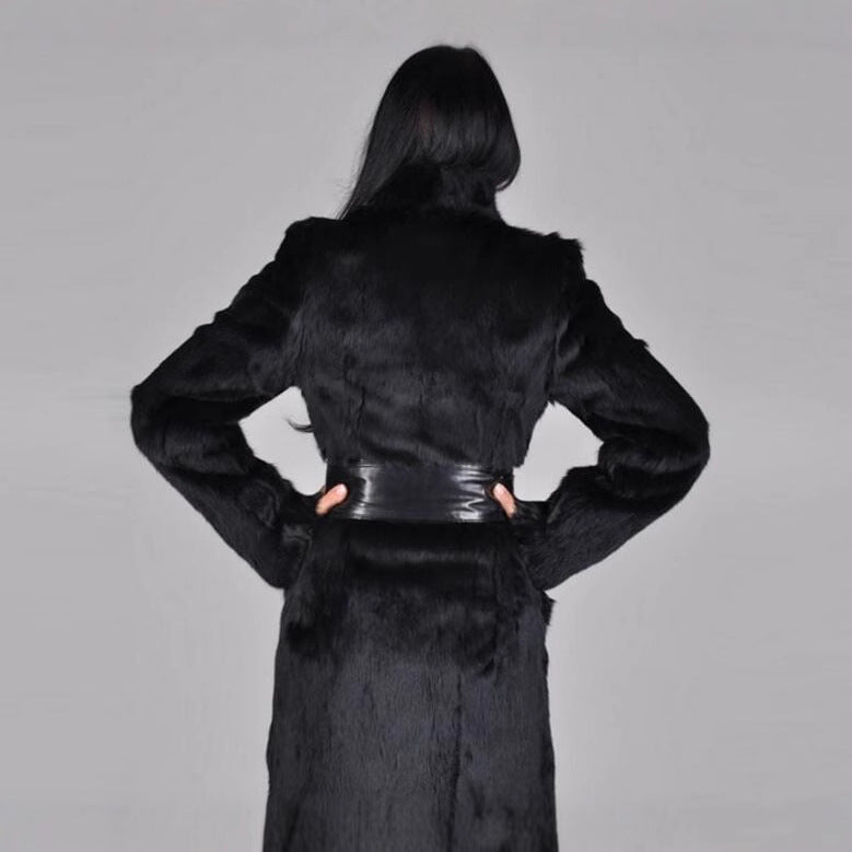 Damen Eleganter Kunstpelzmantel mit breitem Gürtel und edlem Reverskragen EB