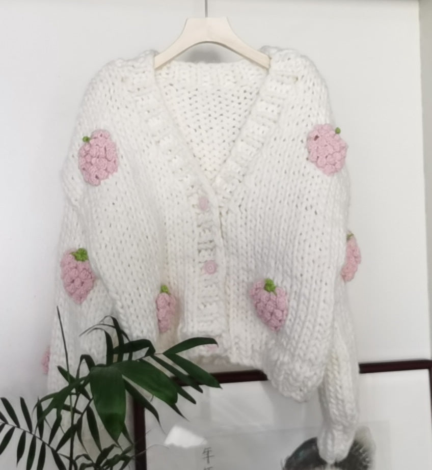 Damen Kuscheliger Strickjacke mit fröhlichem Erdbeermuster und Knopfdetails EB