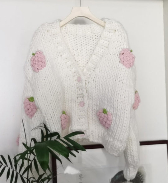 Damen Kuscheliger Strickjacke mit fröhlichem Erdbeermuster und Knopfdetails EB