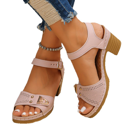 Damen Komfortable Wedge-Sandalen mit dekorativen Perforationen EB