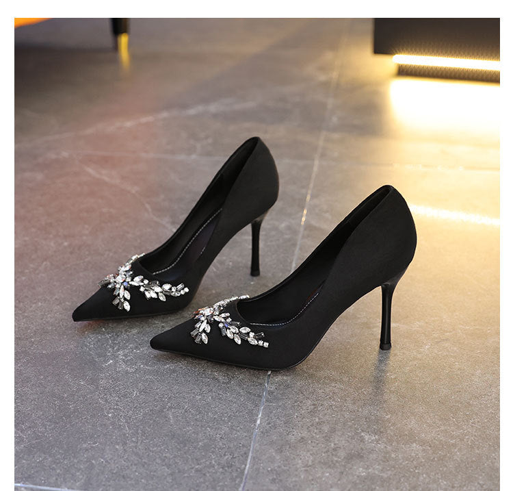 Damen elegante Pumps mit funkelndem Schmuckdetail EB