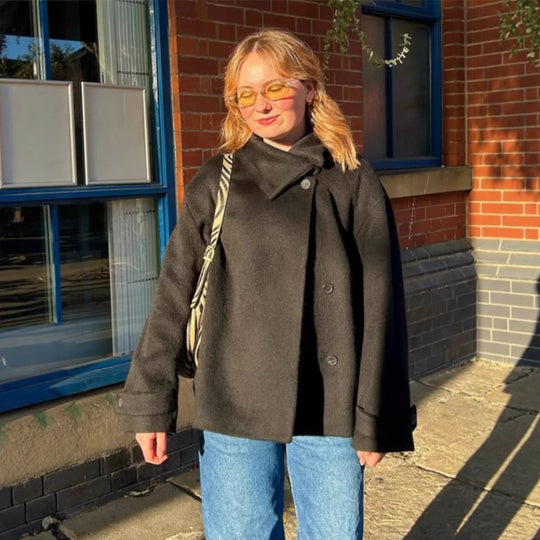 Damen cozy Wolljacke mit hohem Kragen und Knopfdetails EB