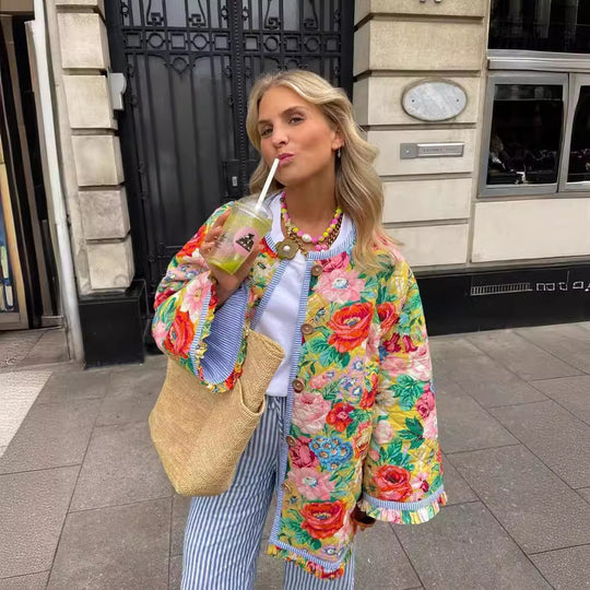 Damen Überwurfjacke mit buntem Blumenmuster und dekorativen Knöpfen EB