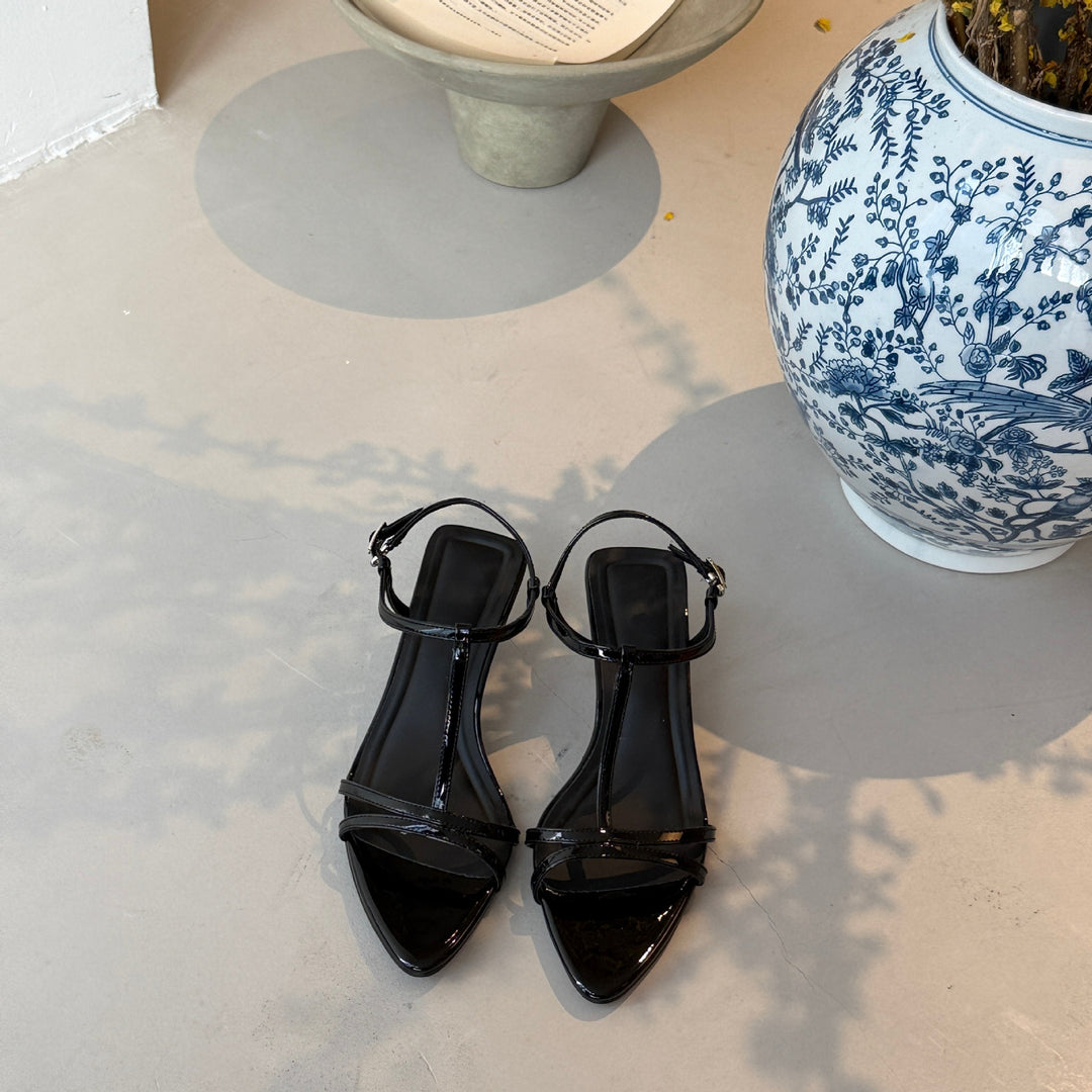 Damen elegante Sandalen mit schmalen Riemen und glänzendem Finish EB