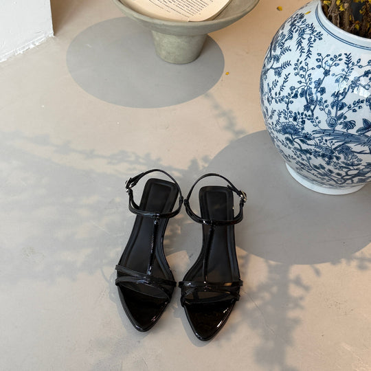 Damen elegante Sandalen mit schmalen Riemen und glänzendem Finish EB