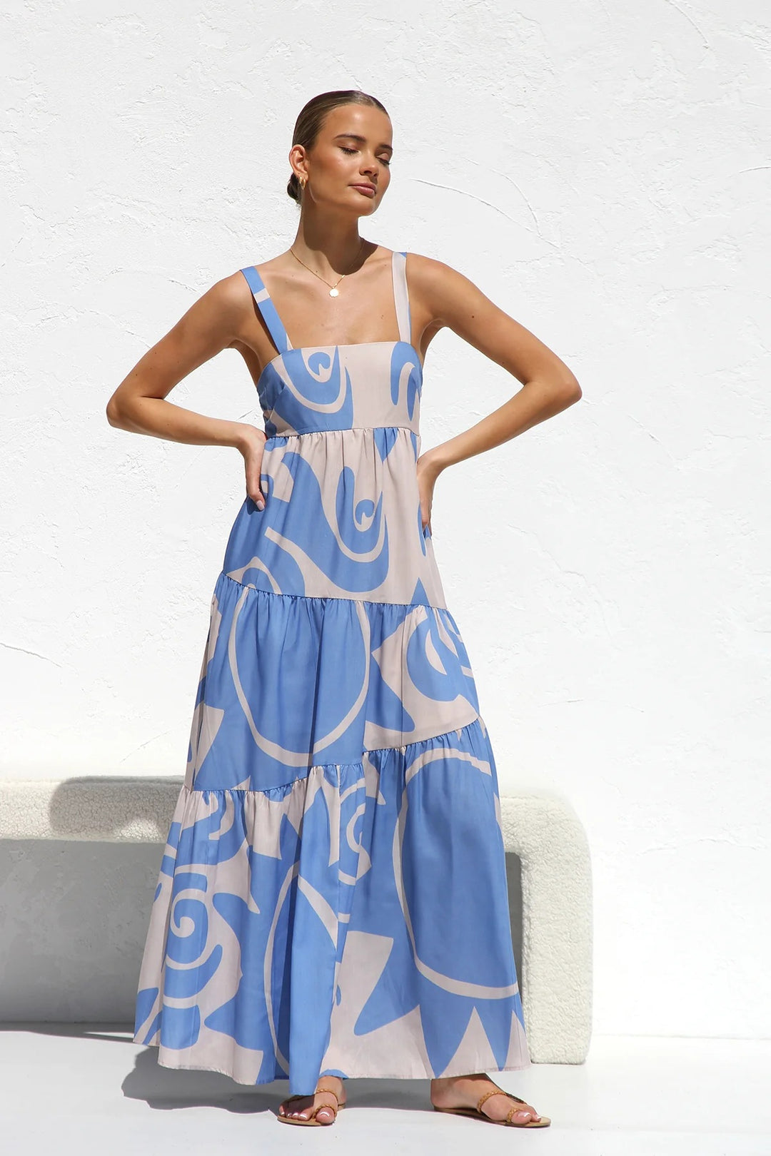 Damen Maxikleid mit modernem grafischen Muster und luftigen Volants EB