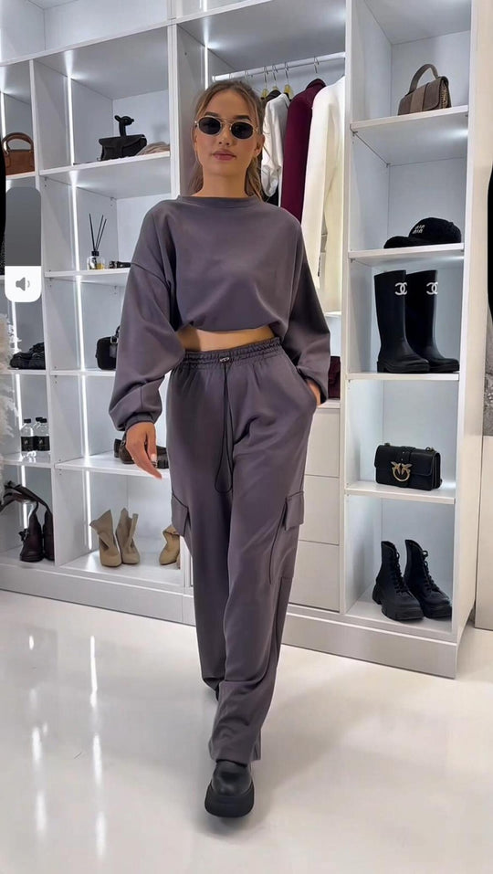 Damen kurzes Oversize-Sweatshirt mit weitem Cargo-Hose Lounge-Set Eichborn Berlin
