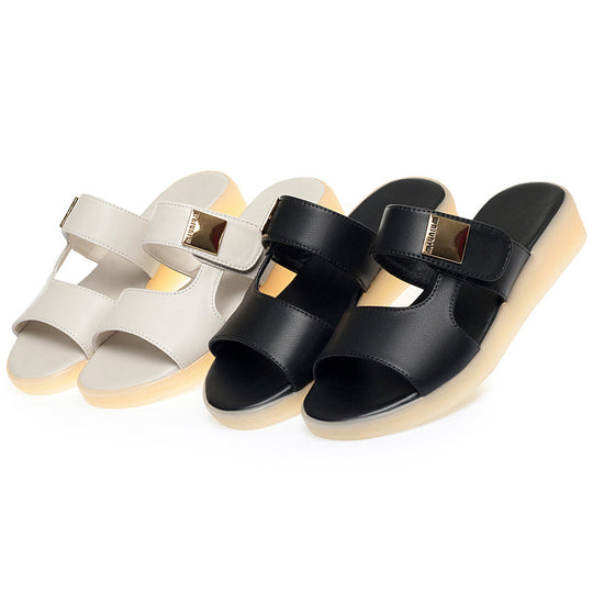 Damen Sandalen mit verstellbarem Riemen und goldenem Schmuckdetail EB
