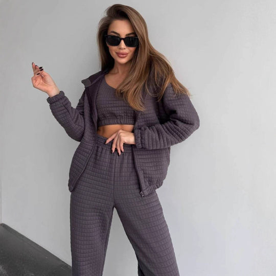 Damen gesteppter Quilt-Lounge-Zweiteiler aus Soft-Fleece mit Kapuzen-Zipjacke, High-Waist-Bundhose und Bustier-Top Eichborn Berlin