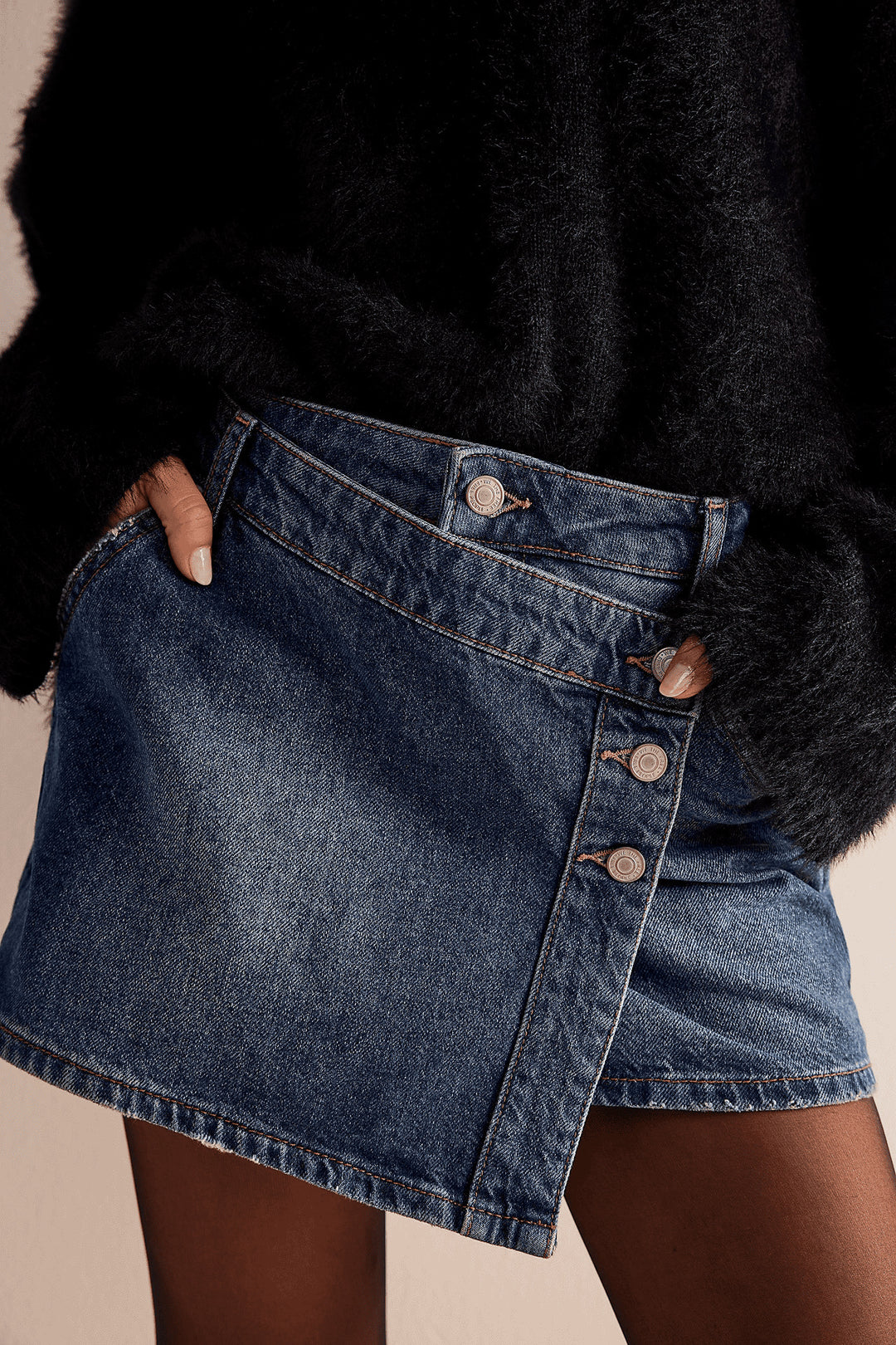 Damen modischer A-Linien-Denimrock mit asymmetrischem Knopfdesign und praktischen Taschen EB