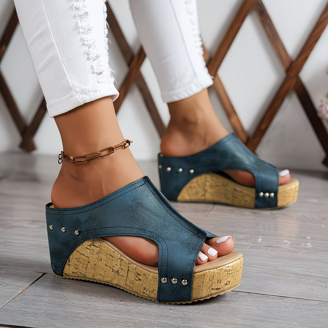 Damen Wedge-Pantoletten mit modischem Riemendesign und dekorativen Nieten EB