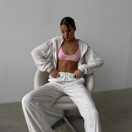 Damen cropped Samt-Zipjacke mit Kapuze und elastischer High-Waist Loungehose EB