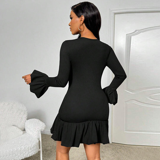 Damen figurbetontes Rippstrick-Minikleid mit Trompetenärmeln und Volant-Saum Eichborn Berlin