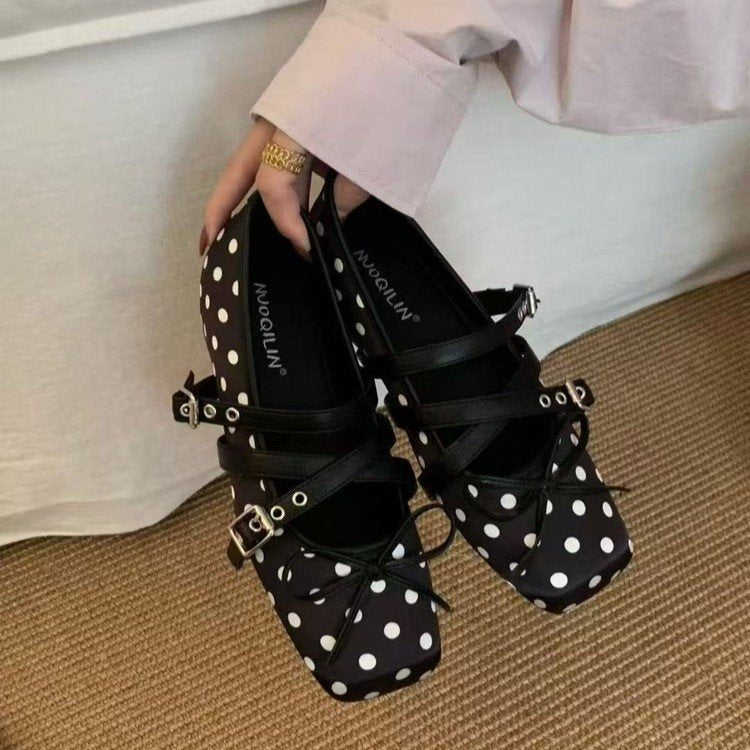 Damen Ballerina-Pumps mit modischem Riemchen und kontrastierendem Punkten-Design EB