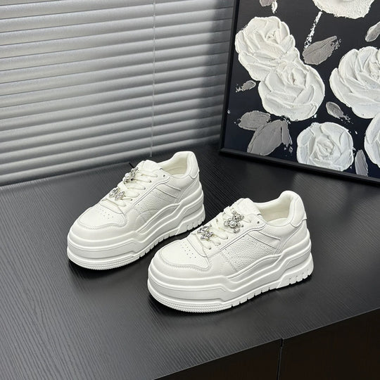 Damen modische Sneaker mit luxuriösem Schmuckdetail und komfortabler Plateau-Sohle EB