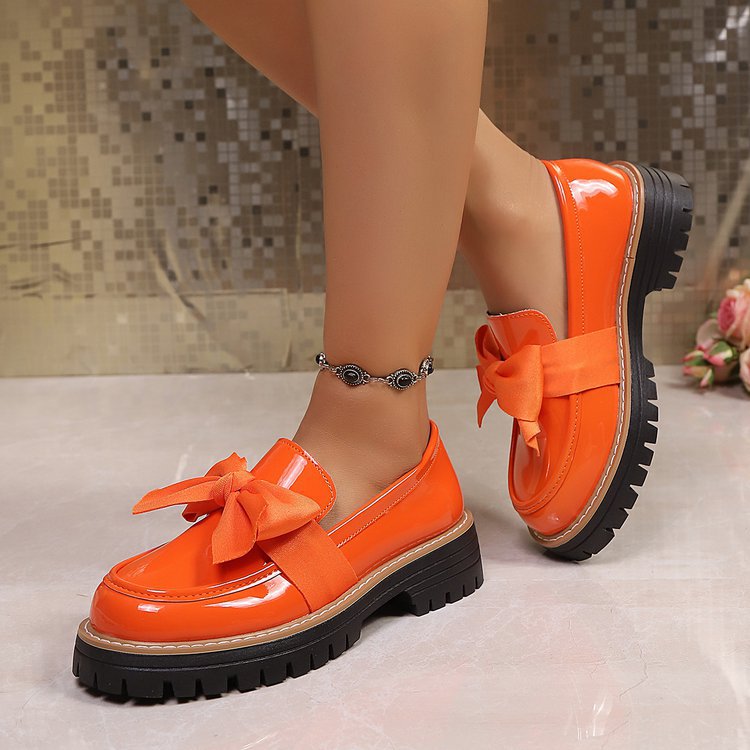 Damen  Lack-Optik Loafer mit massiver Profilsohle und großer Stoffschleife EB