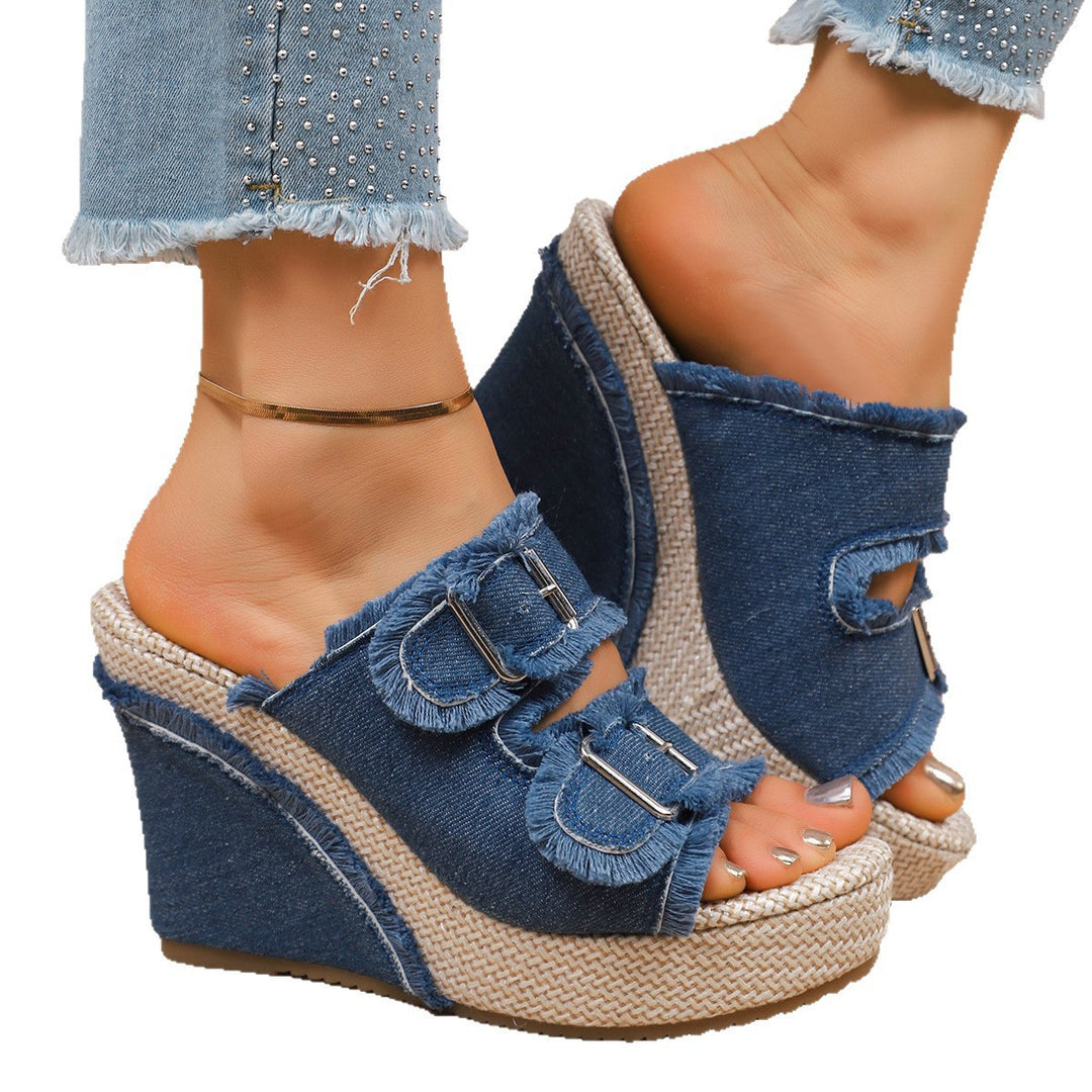 Damen Wedge-Pantoletten mit auffälligen Schnallen und fransigem Denim EB