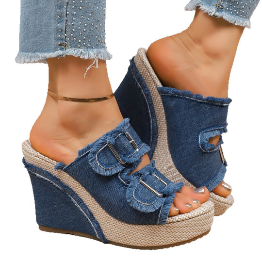 Damen Wedge-Pantoletten mit auffälligen Schnallen und fransigem Denim EB