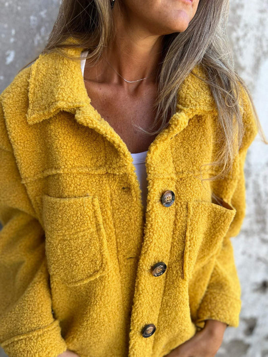 Damen nan Teddyjacke mit großem Reverskragen, durchgehender Knopfleiste und aufgesetzten Pattentaschen EB