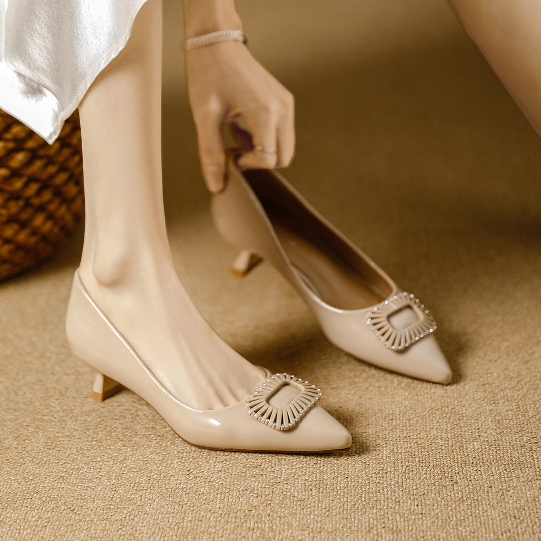 Damen elegante spitze Pumps mit modischem Schmuckdetail EB