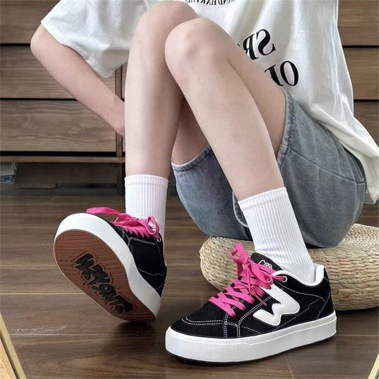 Damen Sportliche Sneaker mit kontrastierenden Schnürsenkeln und robustem Gummiprofil EB