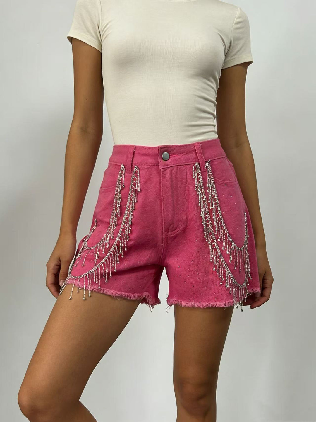 Damen Designer Denim-Shorts mit trendigen Kettenverzierungen EB