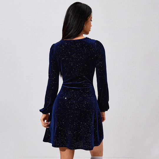 Damen samtkleid mit Wasserfallausschnitt langen Puffärmeln glitzernder Oberflächenstruktur und taillierter A-Linie Eichborn Berlin