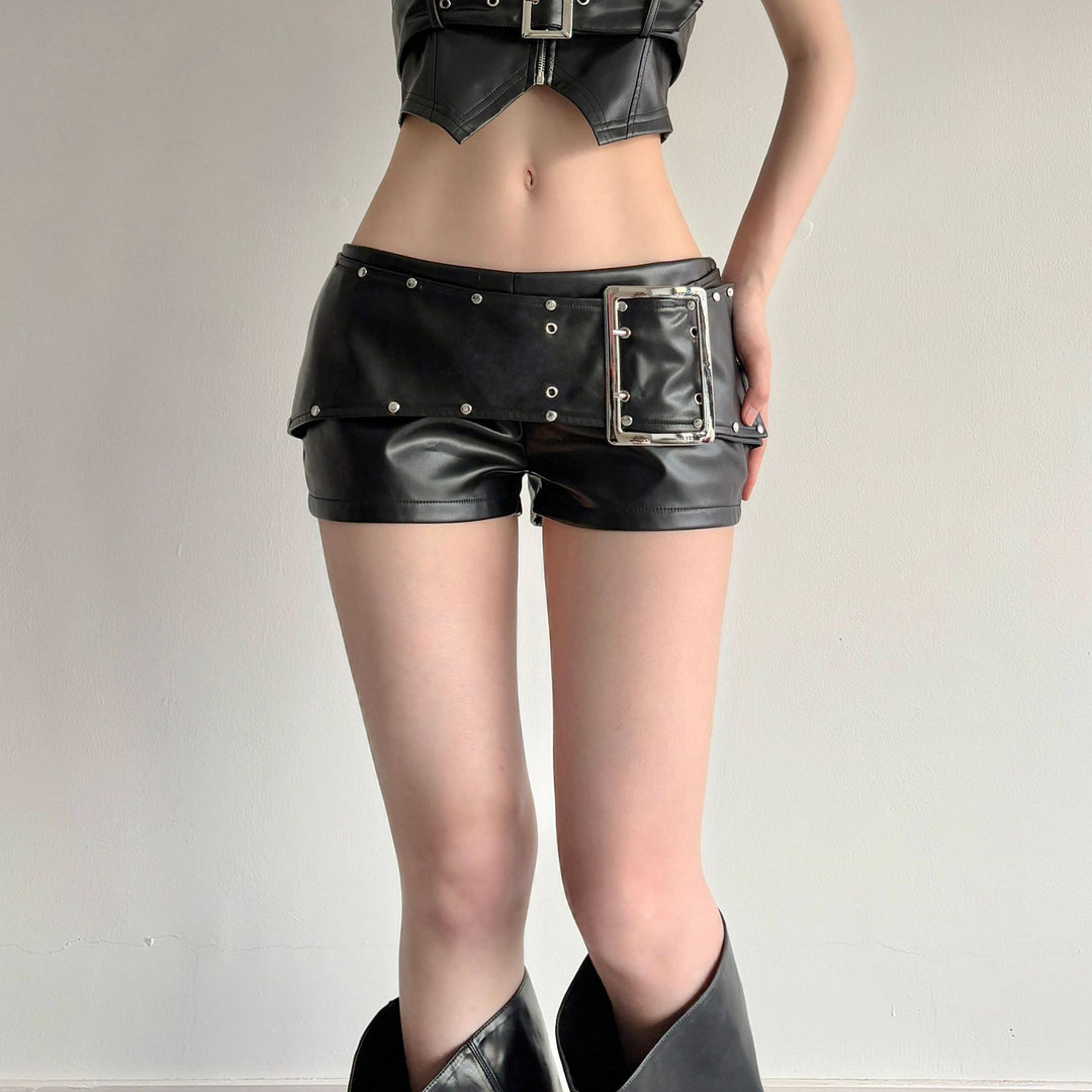 Damen figurbetonte Kunstleder-Shorts mit dekorativen Nieten und seitlichen Taschen EB