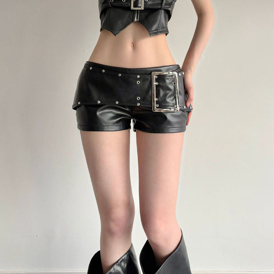 Damen figurbetonte Kunstleder-Shorts mit dekorativen Nieten und seitlichen Taschen EB