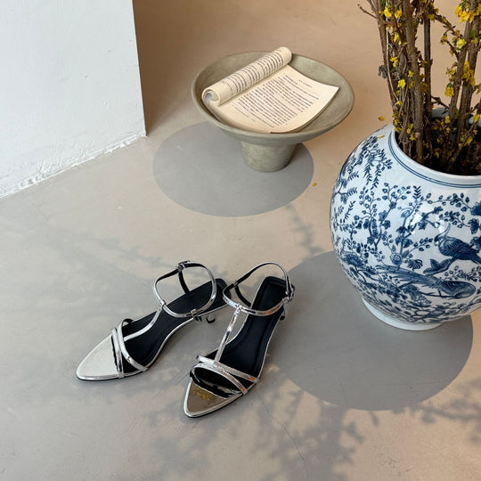 Damen elegante Sandalen mit schmalen Riemen und glänzendem Finish EB