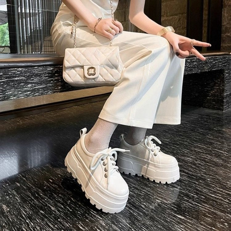 Damen Plateau-Sneaker mit eleganter Sohle und verspielten Schnürdetails EB