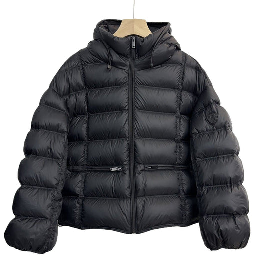 Damen nan kurz geschnittene Thermo-Steppjacke mit Kapuze, Reißverschlusstaschen und elastischen Bündchen EB