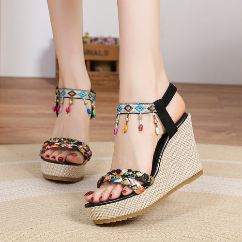 Damen Wedge-Sandalen mit bunten dekorativen Details EB