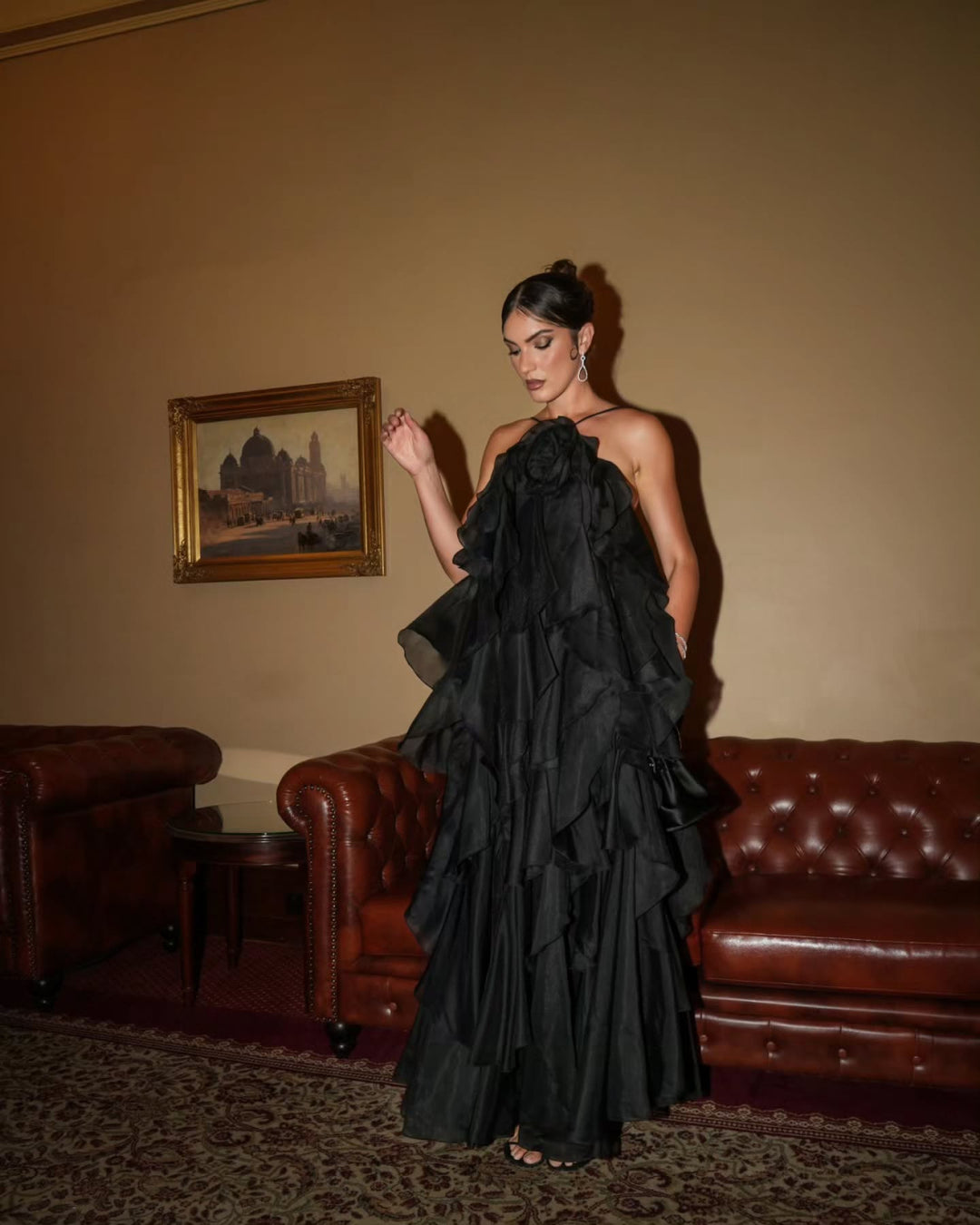 Damen Maxikleid mit voluminösen Rüschen und floralen Akzenten EB