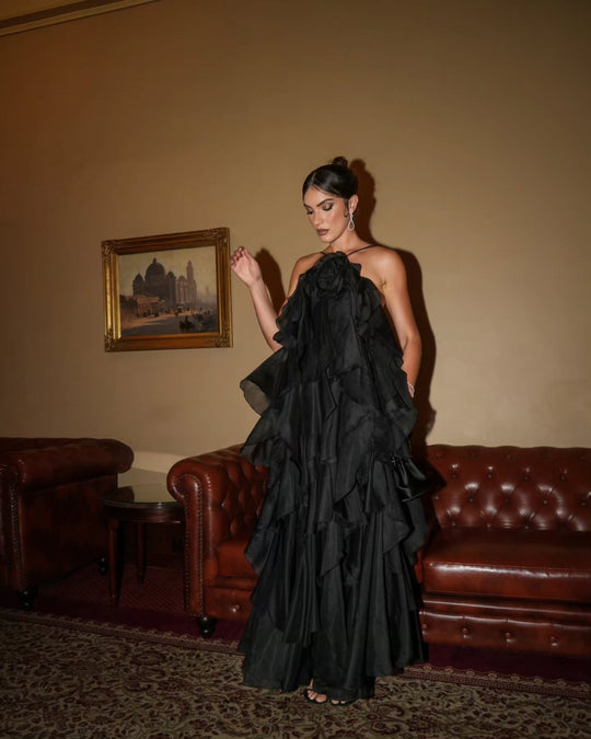 Damen Maxikleid mit voluminösen Rüschen und floralen Akzenten EB