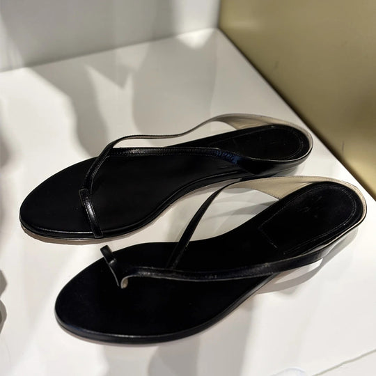 Damen Zehentrenner-Sandalen mit eleganter Riemenkonstruktion und komfortablem Fußbett EB