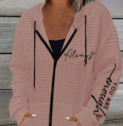 Damen nan oversized Kapuzenjacke mit Reißverschluss, handgeschriebener Typo-Applikation und Kontrast-Eingrifftaschen EB